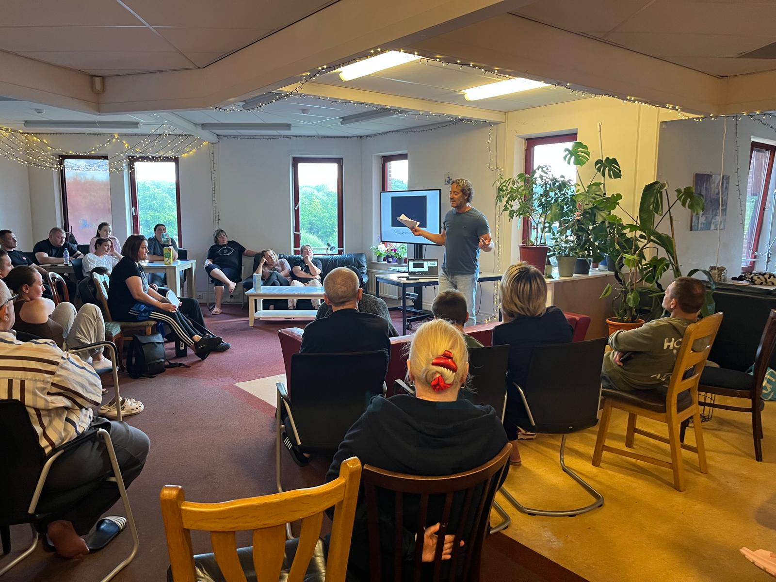 DuurzaamWijs workshop over afval scheiden en zwerfafval op opvanglocatie in Nijmegen door Yassine Atide