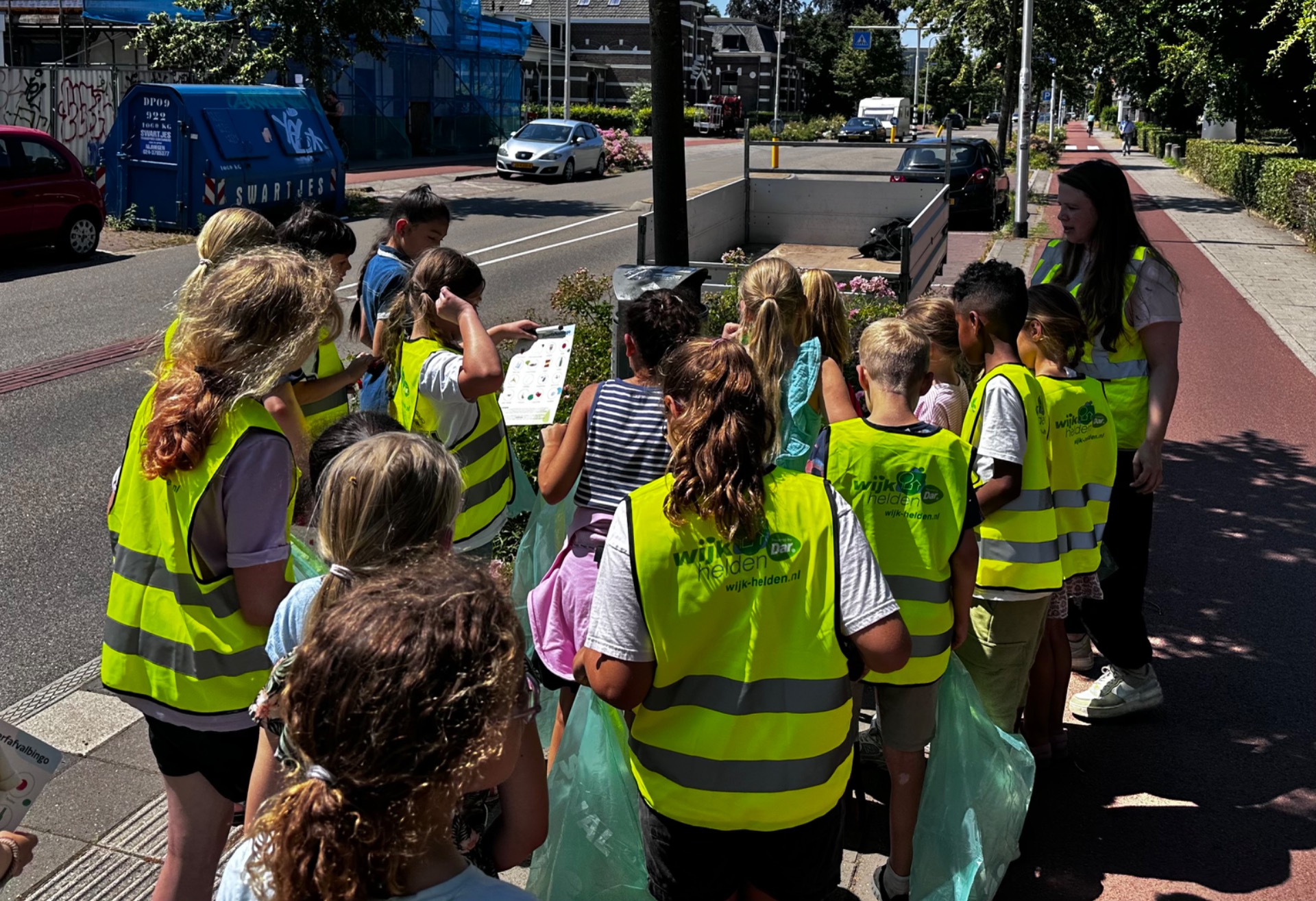Leerlingen van basisschool Michiel de Ruyter ruimen zwerfafval op tijdens een milieudag in Nijmegen